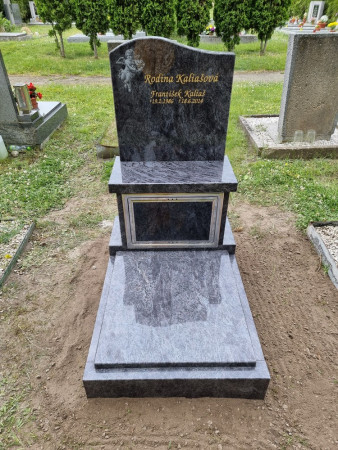 Urnový hrob se schránkou na urny.jpg